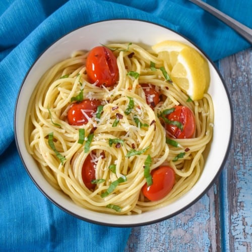 Spaghetti Aglio e Olio with Fresh Tomatoes and Basil - Cook2eatwell