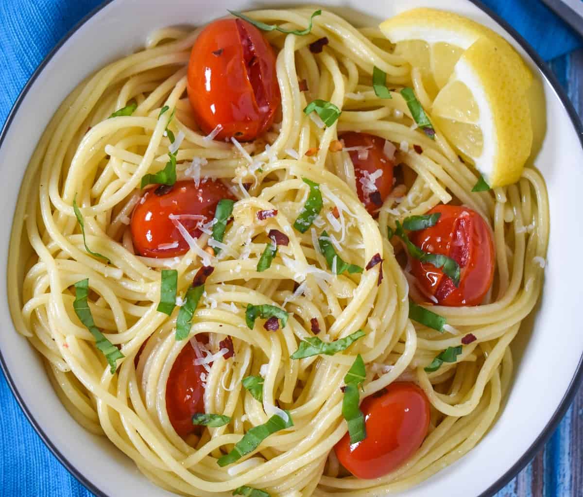 Spaghetti Aglio e Olio with Fresh Tomatoes and Basil - Cook2eatwell